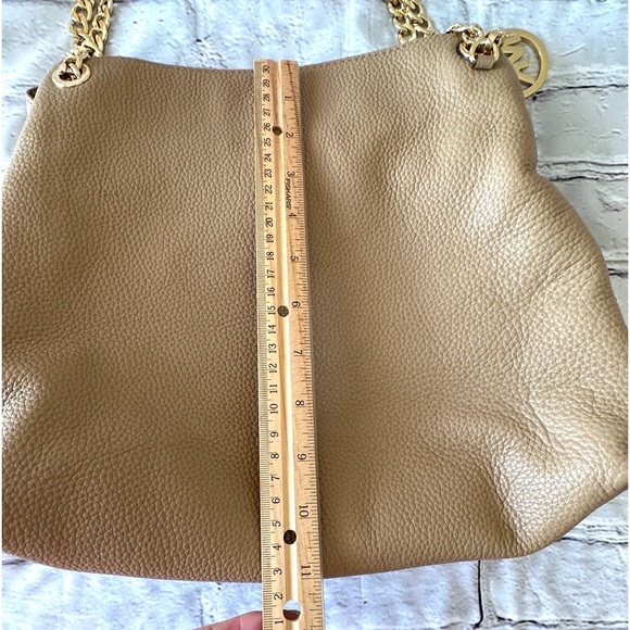 Michael Kors Neutral beige Jet Set Chain Shoulder Bag - Picture 13 of 16